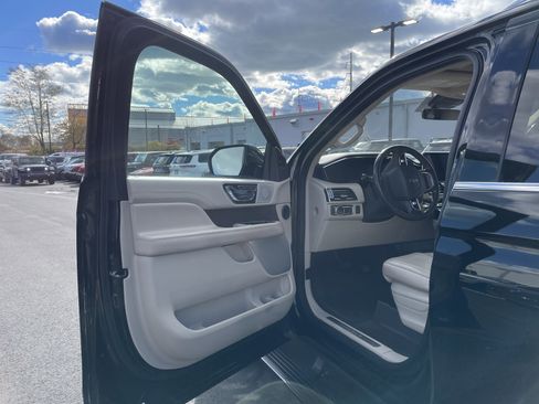 Used 2019 Lincoln Navigator Reserve w/ Cargo Package image 40