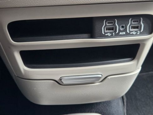 Certified 2021 Chrysler Voyager L FWD image 11