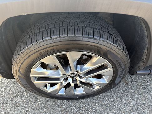 Used 2021 Toyota RAV4 XLE Premium AWD/4WD image 9