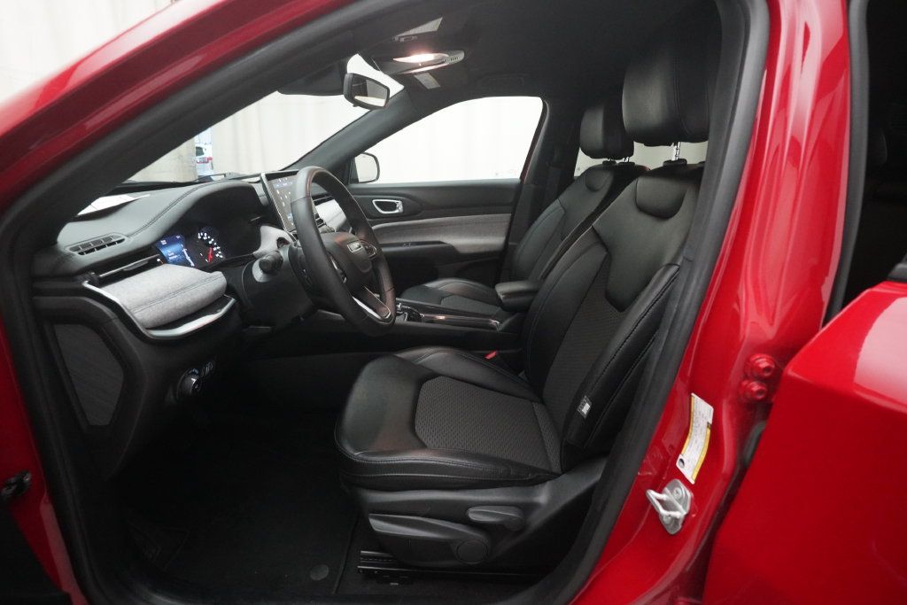 Used 2024 Jeep Compass Latitude AWD/4WD image 7