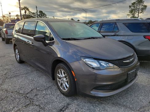 Used 2023 Chrysler Voyager LX image 1