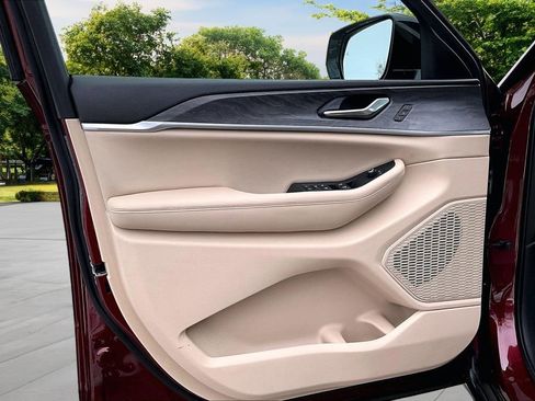 Used 2024 Jeep Grand Cherokee Limited image 22