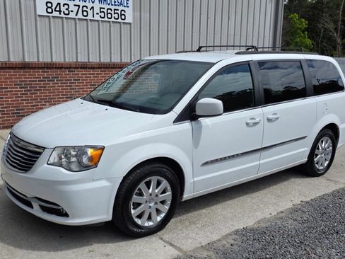 Used 2015 Chrysler Town & Country Touring FWD image 1