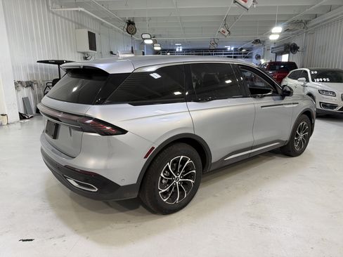 Used 2024 Lincoln Nautilus Premier image 5