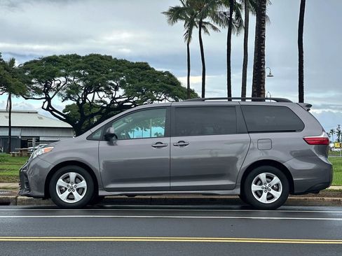 Used 2019 Toyota Sienna LE image 2