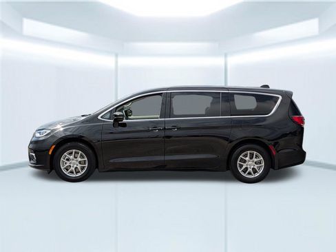 Used 2024 Chrysler Pacifica Touring-L FWD image 2