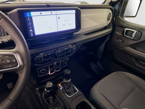 Used 2025 Jeep Wrangler Sahara image 25