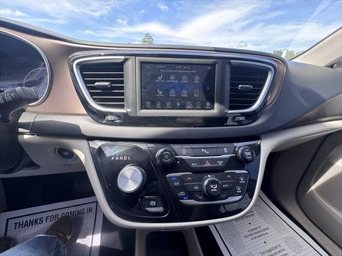 Used 2018 Chrysler Pacifica Touring-L FWD image 18