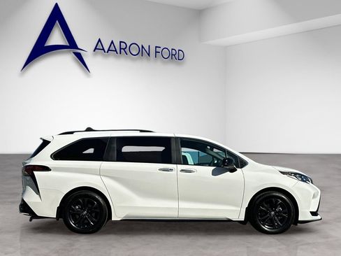 Used 2024 Toyota Sienna XSE w/ XSE Plus Package image 6