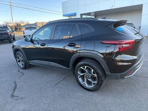 Used 2025 Chevrolet Trax LT w/ LT Convenience Package image 21