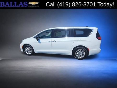 Used 2024 Chrysler Pacifica Touring-L FWD image 6