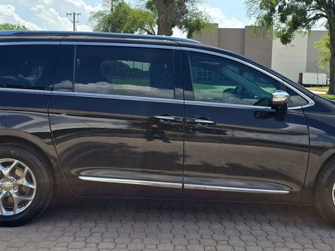 Used 2017 Chrysler Pacifica Limited FWD image 9