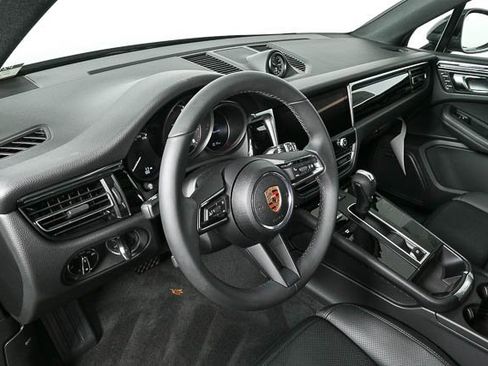 Certified 2025 Porsche Macan image 4