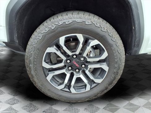 Certified 2026 GMC Canyon AT4 w/ AT4 Premium Package AWD/4WD image 9