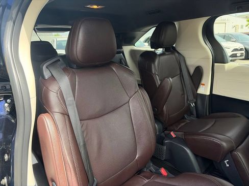 Used 2023 Toyota Sienna Platinum AWD/4WD image 17