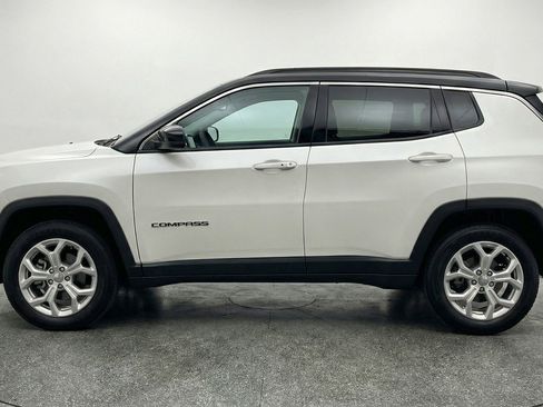 Used 2025 Jeep Compass Latitude AWD/4WD image 5