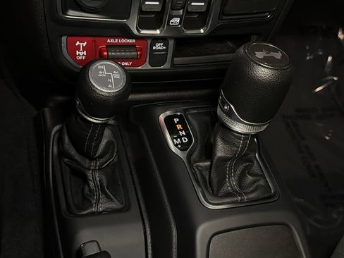 Used 2024 Jeep Wrangler Unlimited AWD/4WD image 32