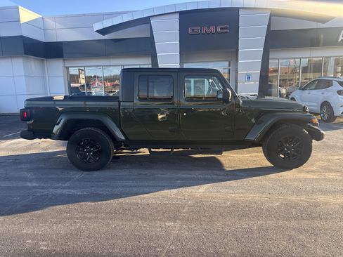 Used 2021 Jeep Gladiator Sport image 2