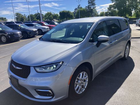 Used 2023 Chrysler Pacifica Touring-L FWD image 3