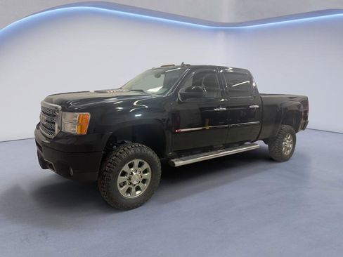 Used 2014 GMC Sierra 2500 Denali w/ Suspension Package, Off-Road image 3
