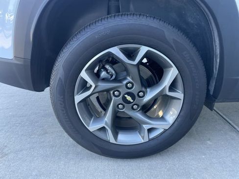 Used 2025 Chevrolet Trax LT FWD image 35