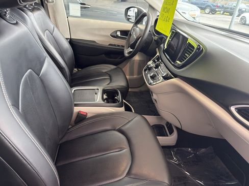 Used 2023 Chrysler Pacifica Touring-L image 20