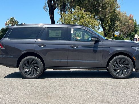 New 2026 Lincoln Navigator Reserve w/ Jet Appearance Package AWD/4WD image 3