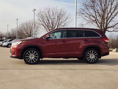 Used 2017 Toyota Highlander SE image 4
