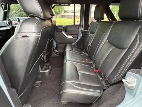 Used 2015 Jeep Wrangler Unlimited Rubicon AWD/4WD image 23