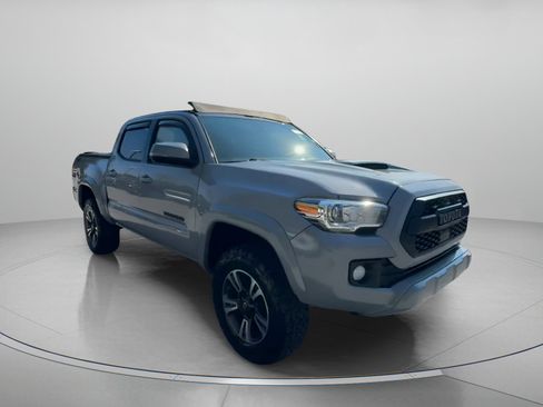 Used 2019 Toyota Tacoma TRD Sport image 2