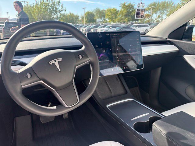 Used 2022 Tesla Model Y Long Range AWD/4WD image 6