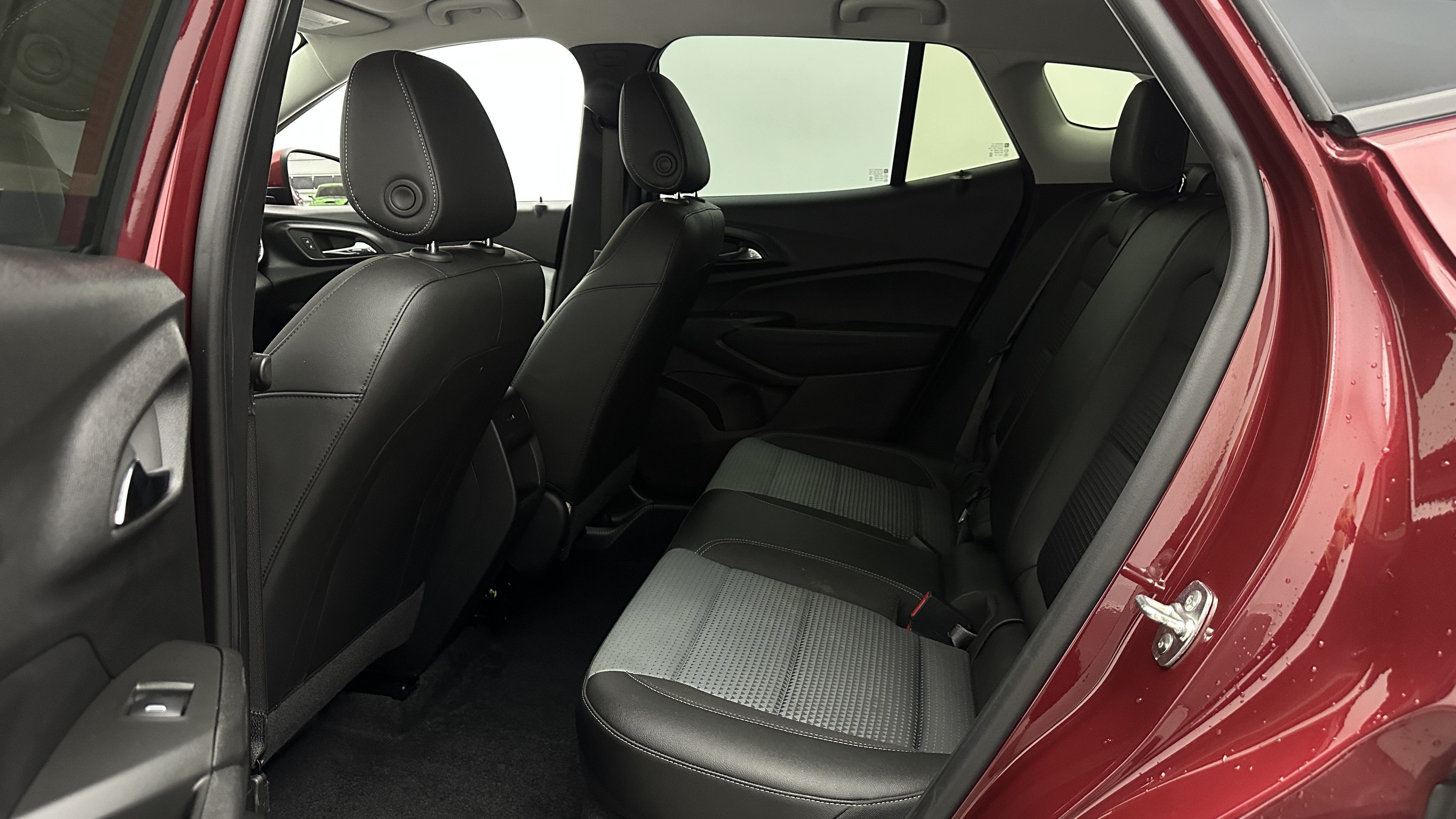 Used 2025 Chevrolet Trax LT w/ LT Convenience Package FWD image 24