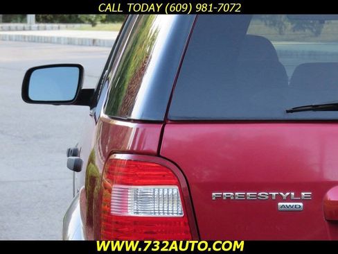 Used 2005 Ford Freestyle SE image 30
