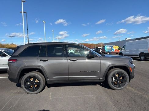 New 2025 Jeep Grand Cherokee 4WD image 2