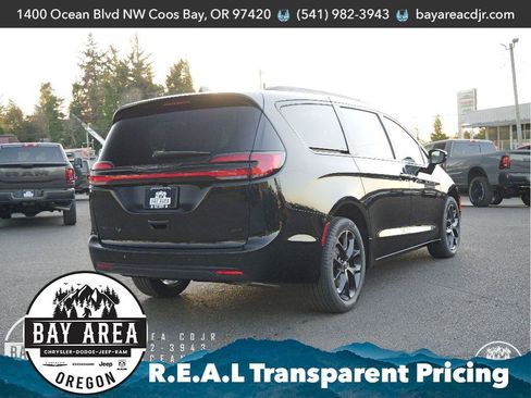 New 2026 Chrysler Pacifica Select w/ S Appearance Package image 5