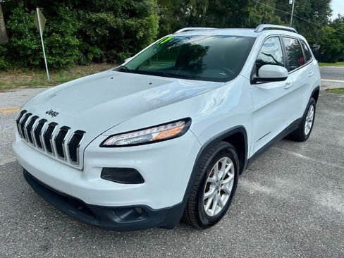 Used 2017 Jeep Cherokee Latitude FWD image 1