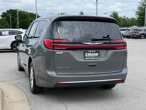 Used 2023 Chrysler Pacifica Touring-L FWD image 5