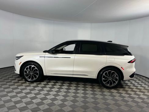 Used 2024 Lincoln Nautilus Reserve image 11