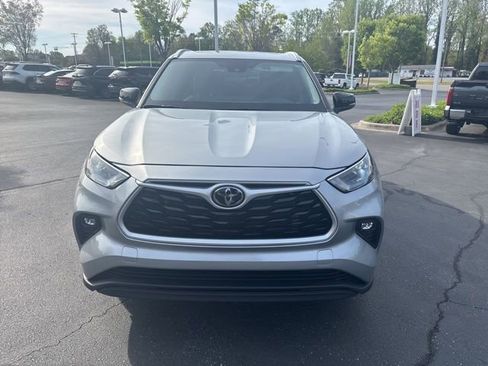 Used 2023 Toyota Highlander XLE image 3