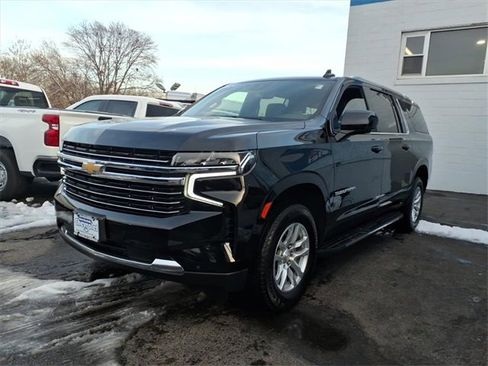 Used 2024 Chevrolet Suburban LT image 3