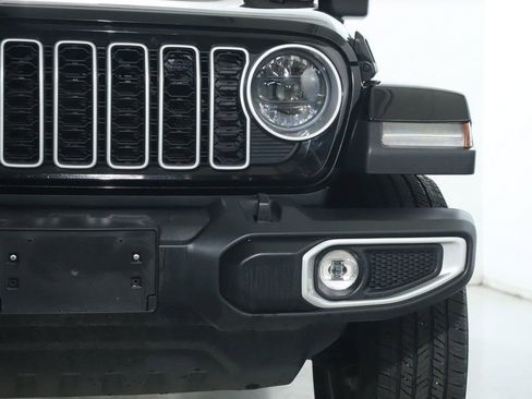 Used 2025 Jeep Wrangler Unlimited Sahara AWD/4WD image 8