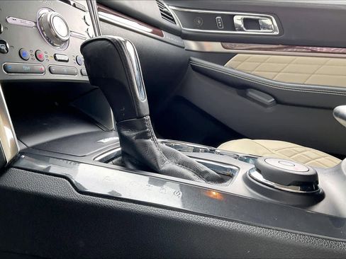 Used 2017 Ford Explorer Platinum image 12