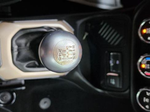 Used 2015 Jeep Renegade Latitude FWD image 19