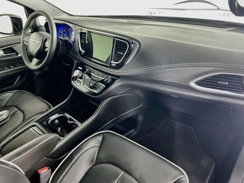 Used 2025 Chrysler Pacifica Limited FWD image 32