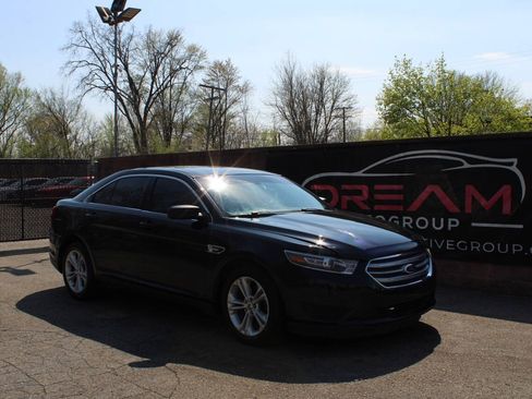 Used 2017 Ford Taurus SE FWD image 4