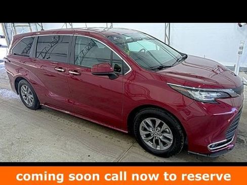 Used 2023 Toyota Sienna XLE image 1