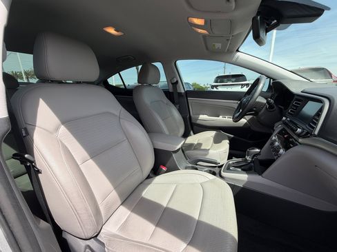 Used 2020 Hyundai Elantra Limited image 19