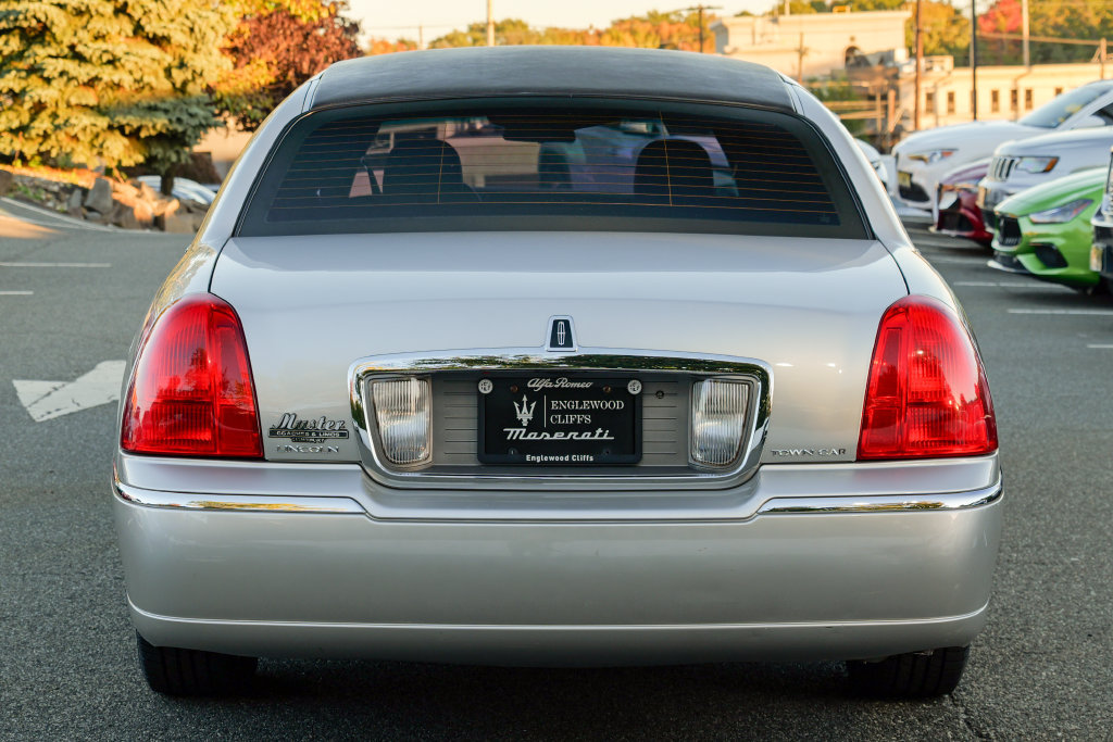 Used 2008 Lincoln Town Car Executive RWD image 6