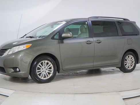 Used 2012 Toyota Sienna XLE image 5