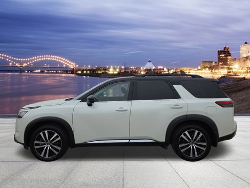 Used 2023 Nissan Pathfinder Platinum image 2